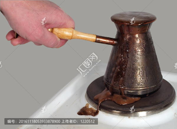 在電燃燒器上煮咖啡的手持咖啡機(jī)。