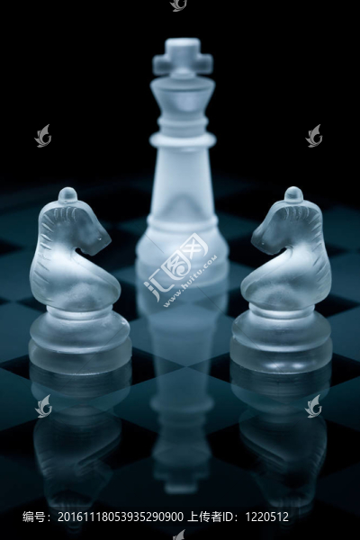 微距拍攝的玻璃棋子對黑色背景