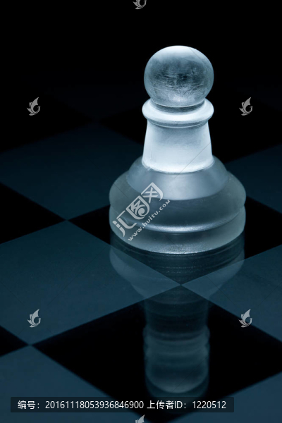 微距拍攝的玻璃象棋棋子對黑背景