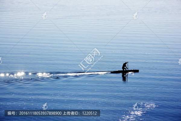 一個(gè)在湖上劃獨(dú)木舟的人