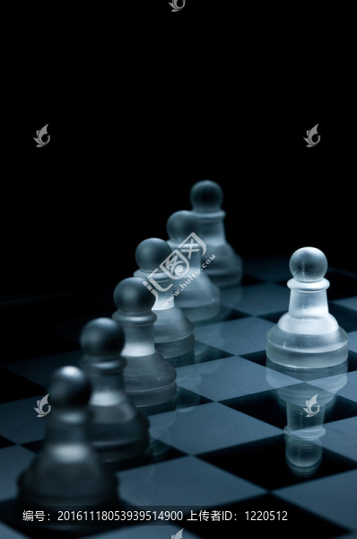 微距拍攝的玻璃棋子對(duì)黑色背景
