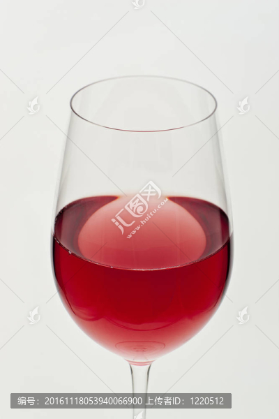 軟白光中的紅葡萄酒