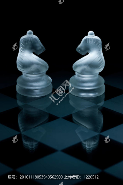 微距拍攝的玻璃棋子對(duì)黑色背景