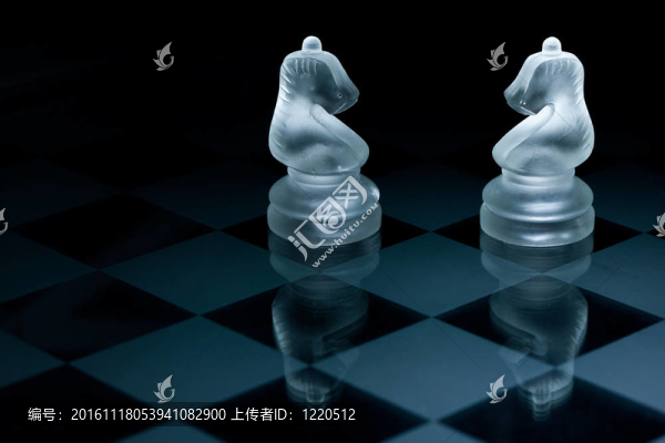 微距拍攝的玻璃棋子對黑色背景