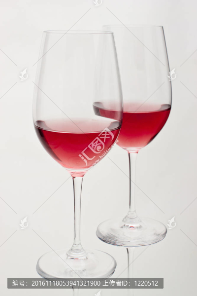 兩杯紅葡萄酒在柔和的白光下