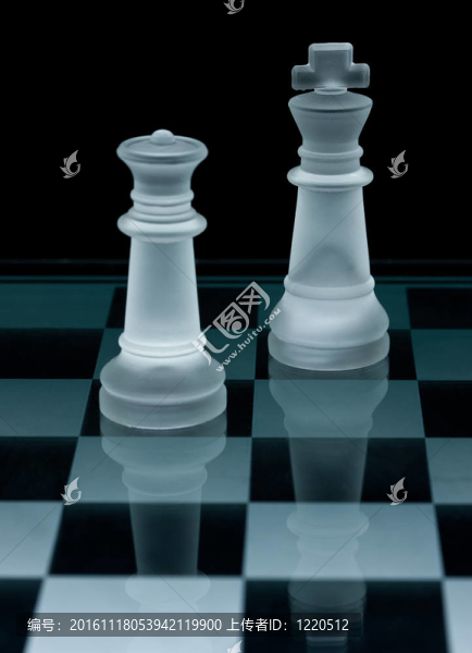 微距拍攝的玻璃棋子對黑色背景