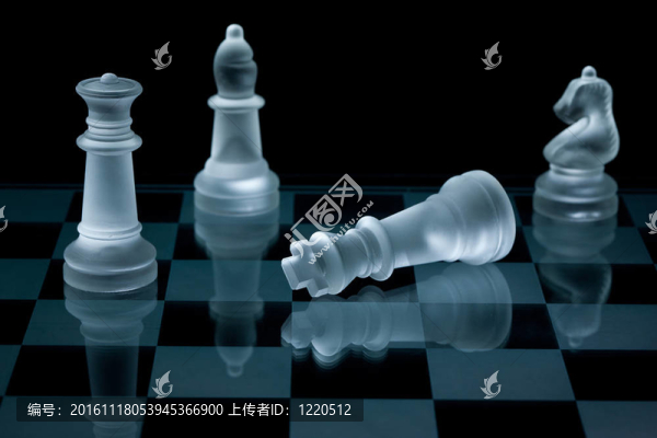 微距拍攝的玻璃棋子對(duì)黑色背景