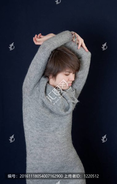 穿灰色衣服的女孩