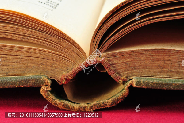 紅色背景的老古董書
