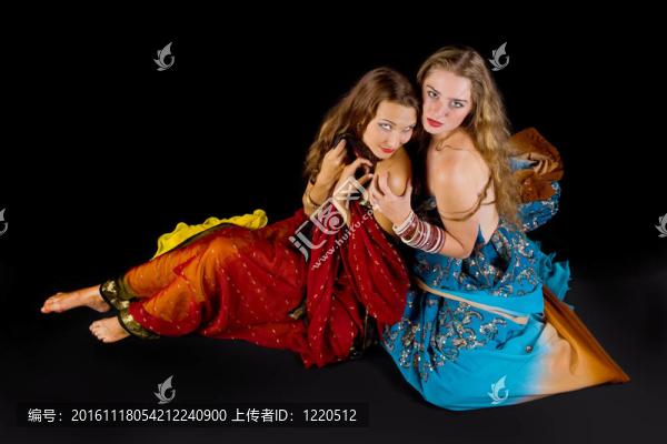 兩個(gè)迷人的女人看著你穿著印度服裝