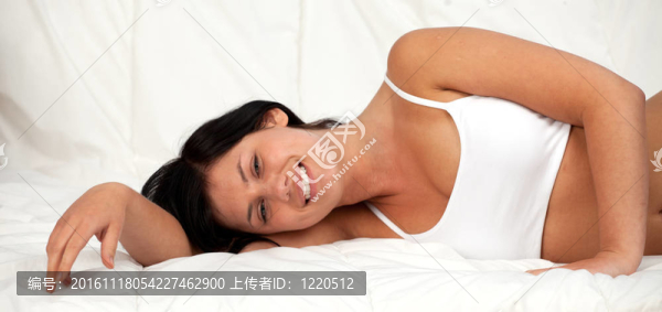 微笑的年輕長頭發(fā)女人在白色頂部