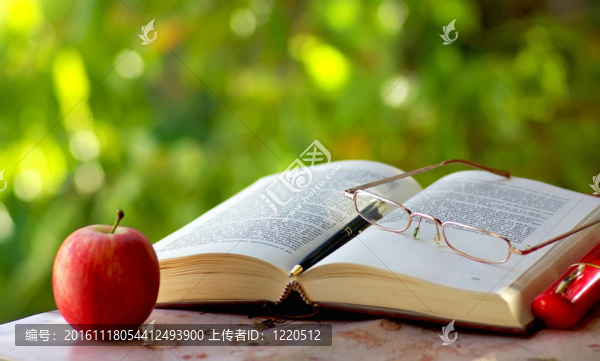 舊書；筆和眼鏡。