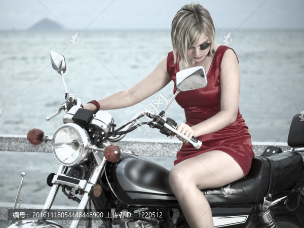 騎摩托車的女人