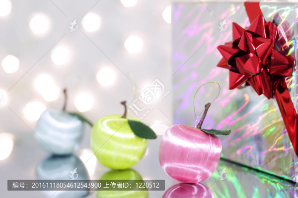 三紅色圣誕球和禮品盒