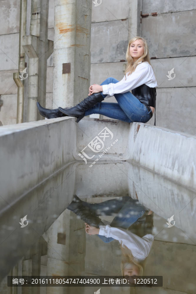 坐著的女人
