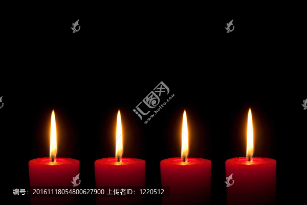 四支紅蠟燭；黑色背景