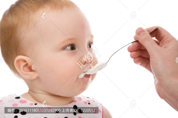 女孩用勺子