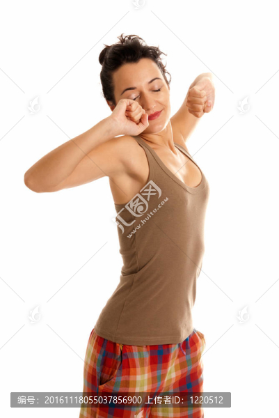穿白色背景睡衣的年輕女子昏昏欲睡