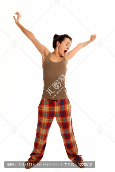 穿白色背景睡衣的年輕女子昏昏欲睡