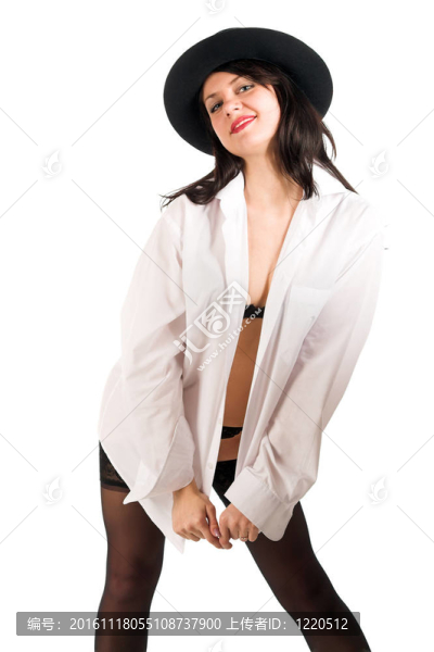 戴帽子的女孩在白色背景上擺姿勢(shì)