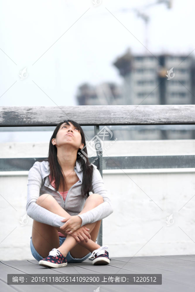 沮喪的女孩望著天空