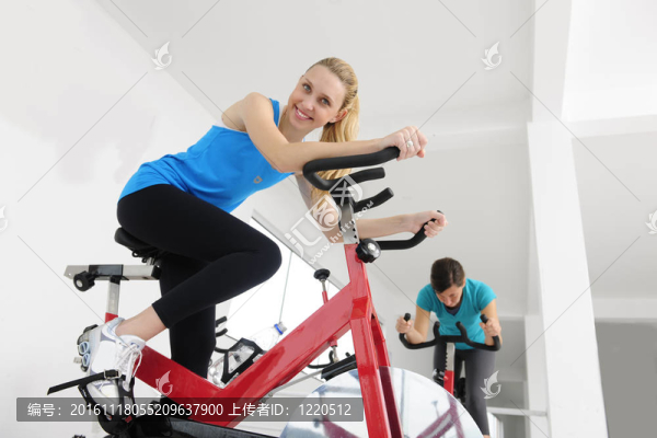 紡紗；婦女在健身房騎自行車
