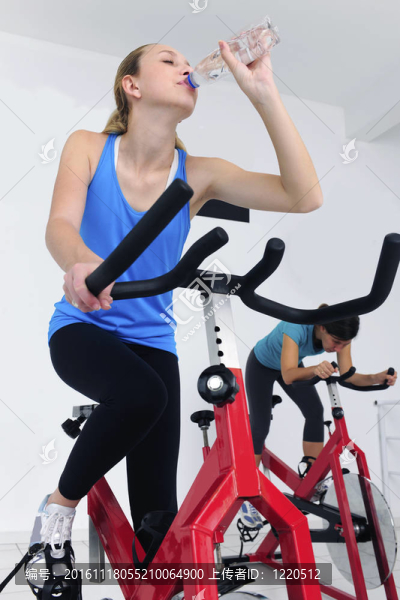 女子在健身房騎自行車