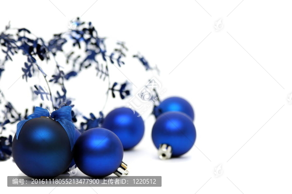 白色背景上的藍色圣誕球。