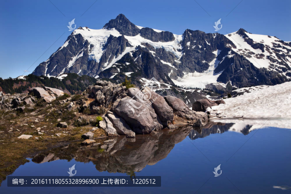 雷尼爾山的藍(lán)色雪池藝術(shù)家點(diǎn)美國(guó)華盛頓州