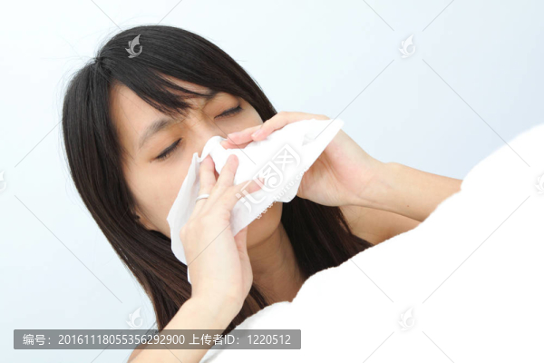 打噴嚏的女孩