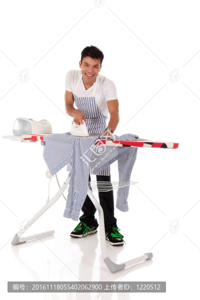 年輕英俊的尼泊爾男人；熨燙衣服
