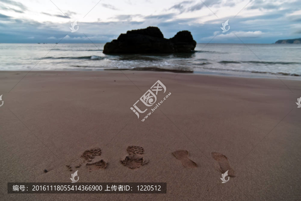 海灘上的腳印