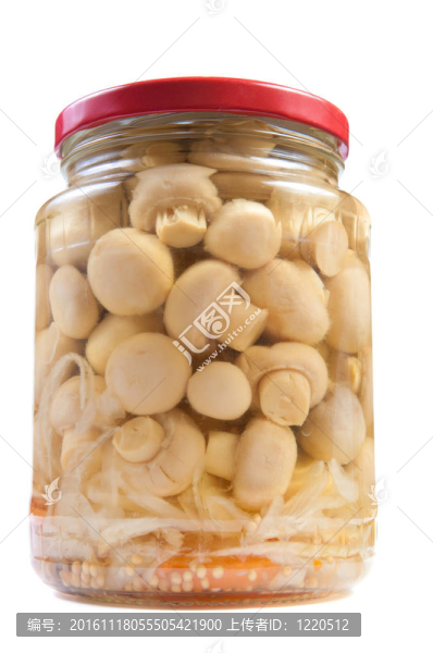 在一個玻璃罐腌蘑菇