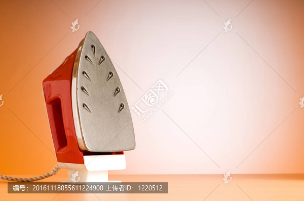 現(xiàn)代電熨斗對(duì)彩色背景