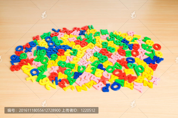 桌上兒童字母和數(shù)字