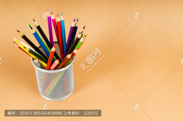 彩色背景上的許多彩色鉛筆