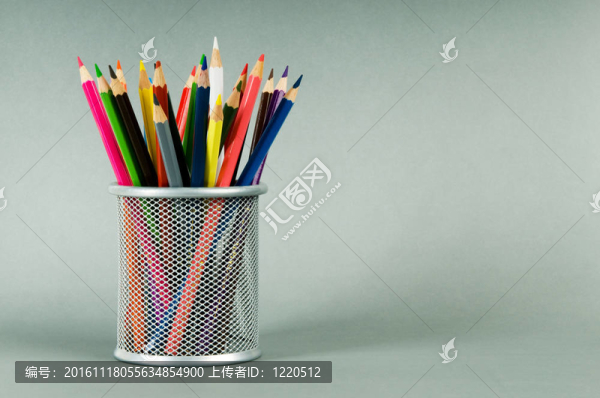 彩色背景上的許多彩色鉛筆