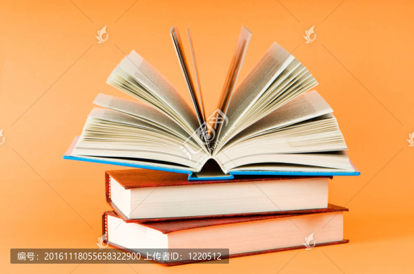 彩色背景上的書籍