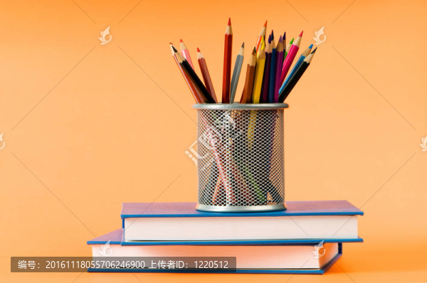 回到學(xué)校的概念與書(shū)籍和鉛筆
