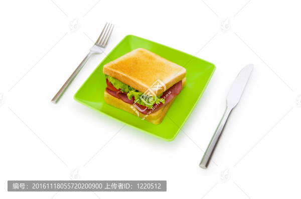 白色背景上的美味三明治