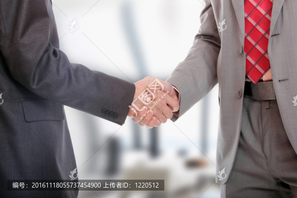 在辦公室握手