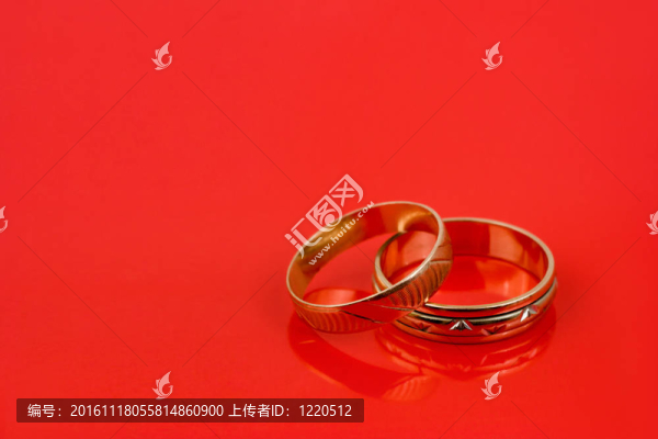 紅色的結(jié)婚戒指