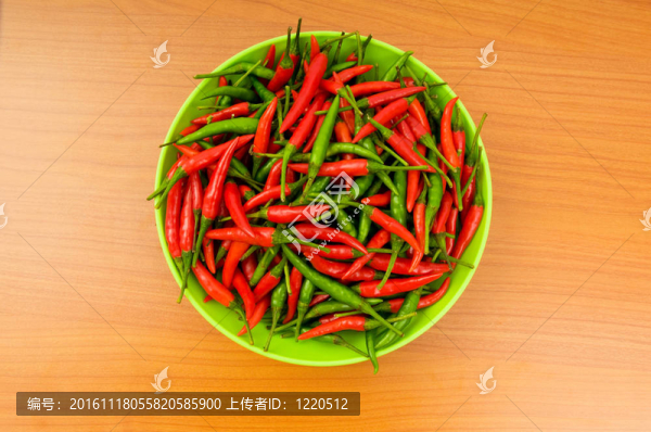 桌上的辣椒放在木桌上