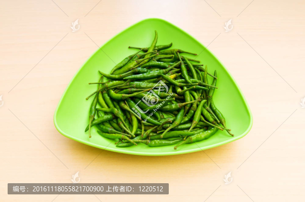 桌上的辣椒放在木桌上