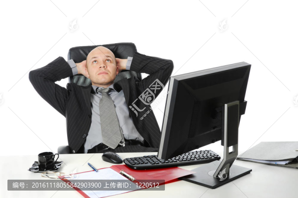 年輕的商人坐在辦公室的辦公桌前。