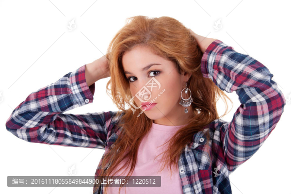 美麗的年輕女子；用手握住她的頭發(fā)；在白色的攝影鏡頭上孤立