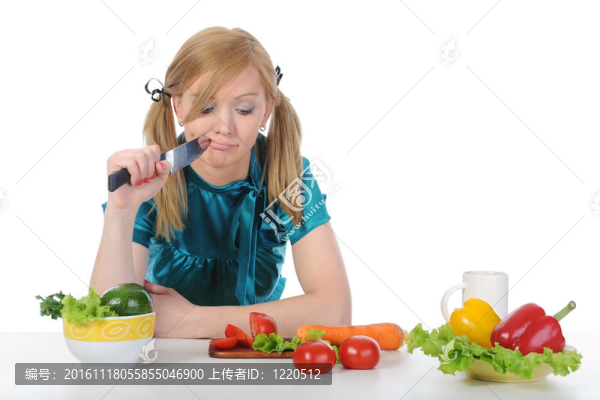 美麗的家庭主婦手里拿著一把刀。