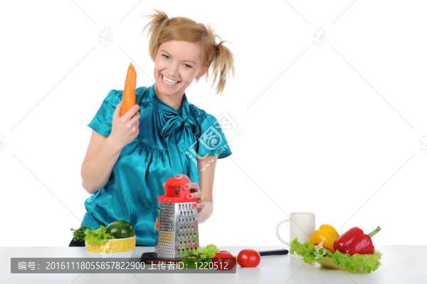 小女孩在廚房擦胡蘿卜。