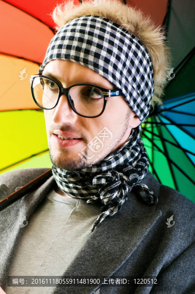 在攝影棚拍攝的男子