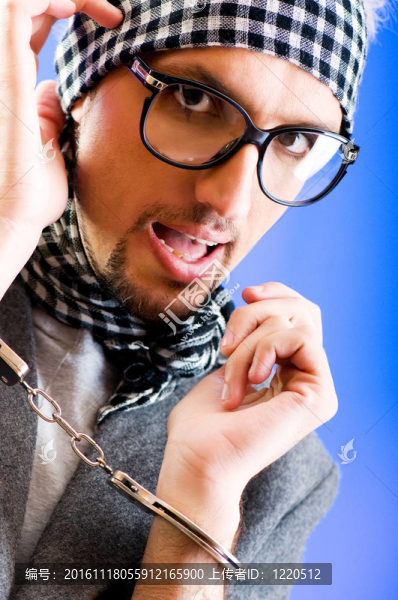 在攝影棚拍攝的男子